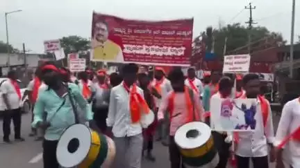 ಕಾರಟಗಿ: ಶಾಸಕ ಯತ್ನಾಳ ಉಚ್ಛಾಟನೆ ಖಂಡಿಸಿ ಕಾರಟಗಿ ಪಟ್ಟಣದಲ್ಲಿ ಪ್ರತಿಭಟನೆ