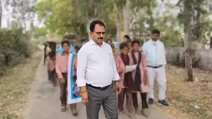 #शिवगढ़ 'स्कूल चलो अभियान के अंतर्गत छात्र-छात्राओं के द्वारा निकाली गई रैली नगर पंचायत प्रा, वि, सराँय छत्रधारी मे
