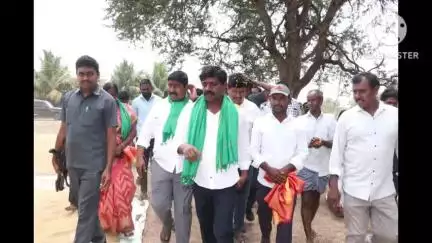 కేతేపల్లి: కేతేపల్లి మండలంలోని పలు గ్రామాలలో ఏర్పాటుచేసిన ధాన్యం కొనుగోలు కేంద్రాలను ప్రారంభించిన ఎమ్మెల్యే వేముల వీరేశం