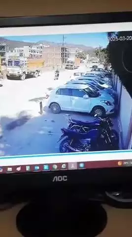 Baddi Vardhman chauk se bike chori Karta hua chor ki photos date 20/3/2025 ko dopahar 11:45 per chori ko anjam deta hua