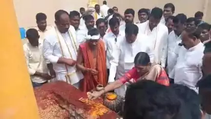 అనుముల: మండల కేంద్రంలోని పురాతన రామాలయంలో ధ్వజస్తంభ పూనః ప్రతిష్టాపన కార్యక్రమంలో పాల్గొన్న మాజీ మంత్రి, ఎమ్మెల్యే కుటుంబం