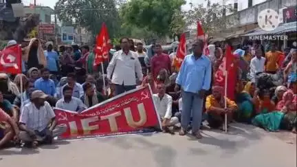 కేసముద్రం: కేసముద్రం మార్కెట్లో రైతులకు నష్టకరమైన వే బ్రిడ్జి ఖరీదులు నిలిపివేయాలని,భారత కార్మిక సంఘాల సమాఖ్య రాస్తారోకో