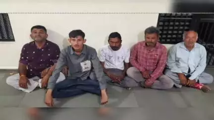 જોડિયા: બાલંભા ગામની સીમમાં જુગાર રમતા ૫ ઇસમો ૧ લાખથી વધુના મુદ્દામાલ સાથે પકડાયા