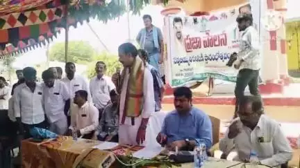 మరిపెడ: సన్న బియ్యం పంపిణీ దేశానికే ఆదర్శం, గుండెపుడిలో సన్న బియ్యం పంపిణీ కార్యక్రమంలో, ప్రభుత్వ విప్ రామచంద్రనాయక్
