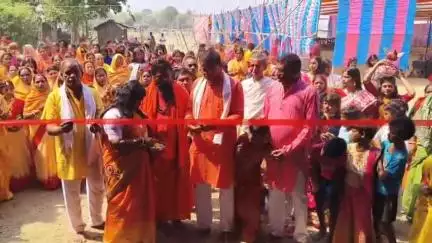 কালিয়াচক ৩: বীরনগর সরকারটোলা এলাকায় অনুষ্ঠিত বাসন্তী পূজার উদ্বোধনে উপস্থিত প্রাক্তন বিধায়ক