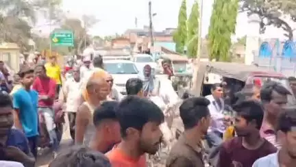 জামুরিয়া: আসানসোলে ৫ নং ওয়ার্ডে কুয়া মোড়ে জামুড়িয়ায় পাইপ লাইন দিয়ে আসছে দূষিত জল, রোড অবরোধ করে বিক্ষোভ