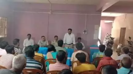 কালিয়াচক ১: কালিয়াচক থানার হলঘরে কালিয়াচক থানার উদ্যোগে অনুষ্ঠিত শান্তি বৈঠকে উপস্থিত আইসি সহ জনপ্রতিনিধি