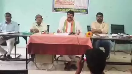 తల్లాడ: పినపాక మండల అధికారితో సమీక్ష సమావేశం నిర్వహించిన పినపాక ఎమ్మెల్యే పాయం వెంకటేశ్వర్లు