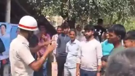 কালিয়াচক ১: কালিয়াচক ট্র্যাফিক পুলিশের উদ্যোগে যদুপুরে সেফ ড্রাইভ সেভ লাইভ নিয়ে হল সচেনতামূলক অনুষ্ঠান, উপস্থিত ট্র্যাফিক OC