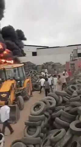 गोदाम में रखे टायरों में लगी भीषण आग 
#viral  #shorts  #reelsindia