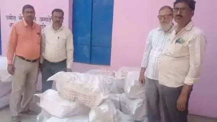 रामगढ़वा: रामगढ़वा प्रखंड शिक्षा पदाधिकारी इंद्रजीत कुमार ने बताया कि पहली से आठवीं तक के बच्चों के लिए किताबों का वितरण हो रहा है
