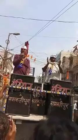 जो वादा करता है,
पूरा कर के ये दिखलाता है❗️
तभी तो सबके दिलों में बसता,
सबके मन को भाता है‼️

#बिहार_में_भी_केजरीवाल #जनसंपर्क_यात्रा