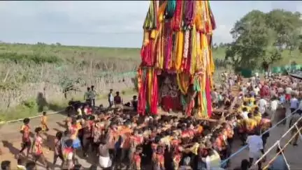 தொட்டியம்: தொட்டியத்தில் மதுரை காளியம்மன் கோவில் தேர் திருவிழா - பிரம்மாண்டமான இரு தேர்களை பக்தர்கள் தோளில் சுமந்து வீதி உலா சென்றனர்