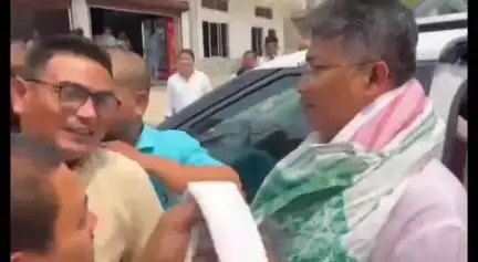 সৰ্থেবাৰী: নসত্ৰৰ কৃষ্ণগুৰু সেৱাশ্ৰমত উপস্থিত হৈ গুৰুকৃষ্ণ প্ৰেমানন্দ প্ৰভুৰ আশীষ গ্ৰহণ কৰে মন্ত্ৰী পীযুষ হাজৰিকাই