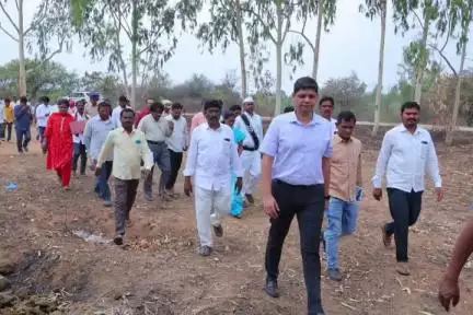 రామారెడ్డి: కన్నాపూర్ గ్రామంలోని పల్లె ప్రకృతి వనం డంపింగ్ యార్డులను పరిశీలించిన జిల్లా కలెక్టర్ ఆశిష్ సంగ్వాన్