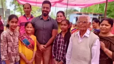 ईसपुर: शिक्षा सुधार समिति ईसपुर ने जरूरतमंद विद्यार्थियों को वितरित की शिक्षण सामग्री