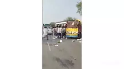 मलारनाडूंगर: मलारना डुंगर लालसोट कोटा हाईवे पर देवली गांव के पास बस और पिकअप में आमने-सामने भिड़ंत