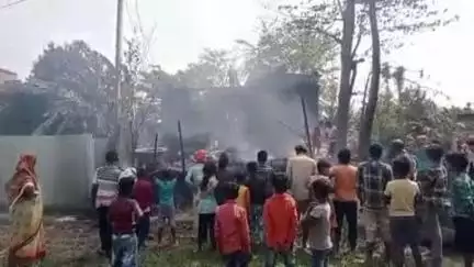 मधुबन: कौड़िया वार्ड एक में बिजली शॉर्ट सर्किट से अचानक लगी आग, दो घरों सहित करीब ₹5 लाख की संपत्ति जलने का अनुमान