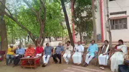 ಹೊಸದುರ್ಗ: ತಾಲ್ಲೂಕಿನ ಸಾಣೇಹಳ್ಳಿ ಮಠದಲದಲಿ ರಾಜಕಾರಣದ ಪರಿವರ್ತನೆಯ ಚಿಂತನೆ ಹಾಗು ಕ್ರೀಯಾ ಯೋಜನೆ ಕುರಿತು ಸಂವಾದ ಕಾರ್ಯಕ್ರಮ