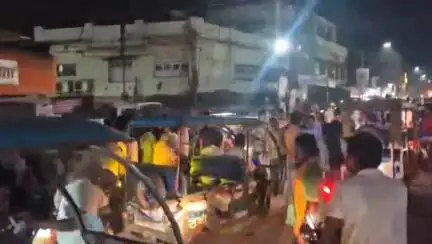 অন্ডাল: অন্ডালের উখড়া থেকে পাণ্ডবেশ্বর রাস্তার উপর একাধিক গাড়ি ও মানুষকে ধাক্কা মেরে বেপরোয়া লরির রেলগেট ভেঙে পালানোর চেষ্টা
