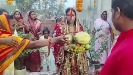 बोआरीजोर: ललमटिया में चैती छठ के पहले दिन अस्ताचलगामी सूर्य को अर्घ्य दिया गया