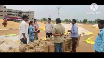 మాడుగులపల్లి: మండల కేంద్రంలోని రైతులు ధాన్యం కొనుగోలు కేంద్రాలను సద్వినియోగం చేసుకోవాలి: జిల్లా వ్యవసాయ అధికారి శ్రవణ్ కుమార్