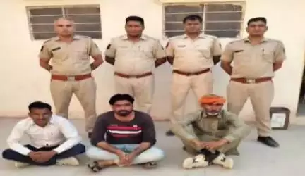 खाजूवाला: खाजूवाला पुलिस ने गंगानगर रोड समेत तीन अलग-अलग जगहों पर कार्रवाई करते हुए तीन आरोपियों को किया गिरफ्तार