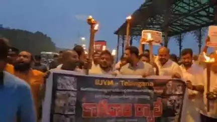 అమీర్‌పేట: ట్యాంక్ బండ్ పై హైదరాబాద్ సెంట్రల్ భూముల పరిరక్షణ కోసం బీజేవైఎం రాష్ట్ర అధ్యక్షుడు మహేందర్ ఆధ్వర్యంలో ర్యాలీ