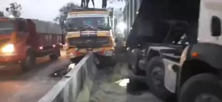 செய்யாறு: ஐங்குனம் கூட்ரோடு சாலையில் டிப்பர் லாரி சென்டர் மீடியனில் மோதி விபத்து