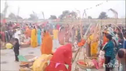 दिघवारा: दिघवारा प्रखंड के सैदपुर दिघवारा में गंगा घाट पर छठ व्रतियों ने सूर्य भगवान को अर्घ्य दिया