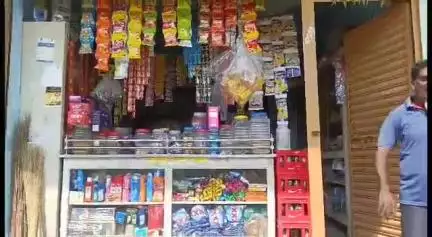 కమలాపూర్: ఉప్పల్ గ్రామంలో కాలం చెల్లిపోయిన కూల్ డ్రింక్స్ వేశారని డీలర్ పై ఫిర్యాదు చేసిన కిరాణా షాప్ యజమాని కేసు నమోదు చేసిన సిఐ