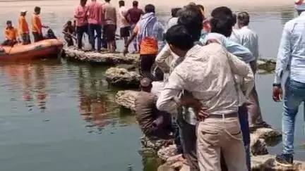 रानीपुर गांव में यमुना नदी में डूबा हुआ लड़का लगभग 18 घंटे बाद गोताखोर SDRF टीम ने आज कड़ी मशक्कत के बाद खोज निकाला ।