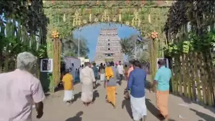 குத்தாலம்: வழுவூர் வீரட்டேஸ்வரர் கோவிலில் ஹெலிகாப்டர் மூலம் ரோஜா இதழ்கள் தூவி பிரம்மாண்ட கும்பாபிஷேகம் பல்லாயிரக்கணக்கான பக்தர்கள் தரிசனம்