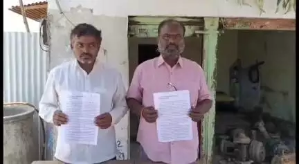 కమలాపూర్: కమలాపూర్ లో ఆలస్యంగా వెలుగులోకి ముదిరాజ్ కులస్తులు కుల బహిష్కరణ చేశారని బాధితులు మీడియా ముందు ఆవేదన వ్యక్తం చేశారు