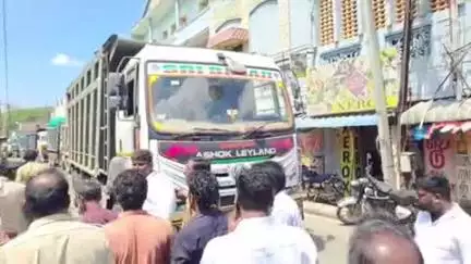 பெரியபாளையம் அருகே கண்ணிகை பேர் பகுதியில் சவுண்டு மண்  லாரிகளை  வியாபாரிகள் சிறைபிடித்து போராட்டம் சுகாதார சீர்கேடு விளைவதாங  புகார்