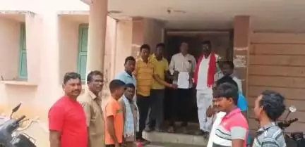 చిలుకూరు: ఈనెల 19 నుంచి చేపట్టనున్న గ్రామపంచాయతీ కార్మికుల దీక్షలకు అనుమతి ఇవ్వాలని నడిగూడెం ఎంపీడీవోకు వినతి