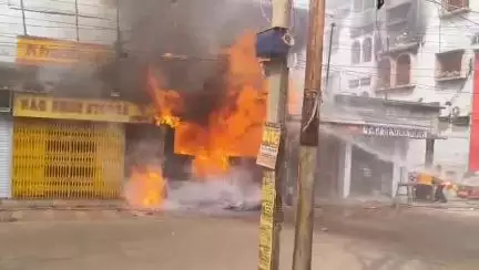 জামুরিয়া: জামুরিয়া বাজারে কাপড়ের দোকানে ভয়াবহ আগুন লাগার ঘটনা ঘিরে চাঞ্চল্য ছড়ালো এলাকায়