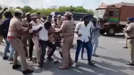 விக்கிரவாண்டி: சுங்க கட்டண உயர்வை மத்திய அரசு  திரும்ப பெற கோரி புரட்சி பாரதம் கட்சி சார்பில் விக்கிரவாண்டி சுங்கச்சாவடியை முற்றுகையிட்டு போராட்டத்தில் ஈடுபட்டனர்
