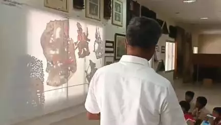 கந்தர்வகோட்டை: தொல்லியல் ஆய்வில் கண்டெடுக்கப்படும் சிலைகள் குறித்து மாணவர்களுக்கு அரசு மேல்நிலைப் பள்ளியில் எடுத்துக் கூறினார் ஆய்வாளர் டாக்டர் மணிகண்டன்