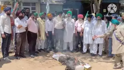 ਸੰਯੁਕਤ ਕਿਸਾਨ ਮੋਰਚੇ ਵੱਲੋਂ ਤਹਿਸੀਲ ਕੰਪਲੈਕਸ ਮੌਰਿੰਡਾ ਵਿਖੇ ਕੀਤਾ ਅਰਥੀ ਫੂਕ ਮੁਜਾਹਰਾ ਅਤੇ ਰੋਸ ਪ੍ਰਦਰਸ਼ਨ