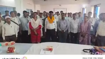 कुकड़ू: सेवानिवृत्त पंचायत सचिव आनंद महतो को दी गई सम्मानजनक विदाई