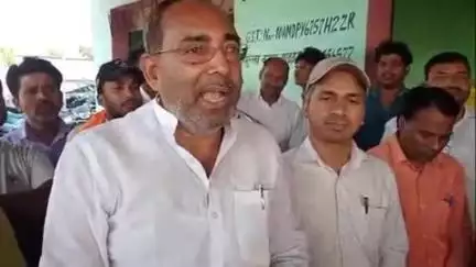 तेतरिया: तेतरिया सीएचसी में पिपरा विधायक श्याम बाबू यादव ने शुक्रवार को आशा कार्यकर्ताओं के बीच चयन पत्र का वितरण किया
