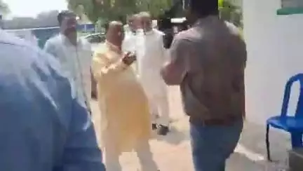 पटना का खबर पत्रकार से बात करते हुए