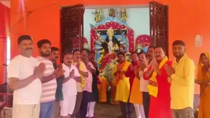 बोआरीजोर: लौंहडिया बाजार में मां दुर्गा की प्रतिमा स्थापना के बाद भक्तों की भीड़ उमड़ी