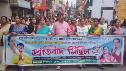 সিঙ্গুর: কেন্দ্রের বিজেপি সরকার অনৈতিকভাবে ৯৯০ টি জীবনদায়ী ওষুধের দাম বৃদ্ধির প্রতিবাদে সিঙ্গুরে প্রতিবাদী মিছিলে মন্ত্রী