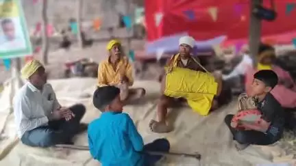बूढ़ी माई की सेवा गायन वादन करते हजारों फीट की ऊंचाई में उपास्कगण व श्रद्धालुगण।
