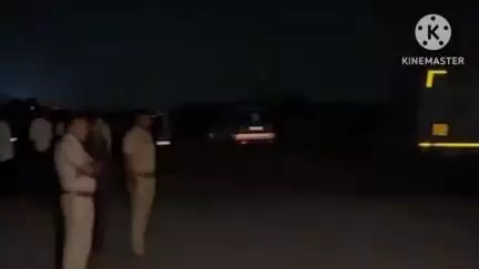 आटपाडी: बॉम्बेवाडीत अवैध वाळू तस्करीवर तहसीलदार सागर ढवळे यांनी केली मोठी कारवाई, तब्बल ७० ब्रास वाळू जप्त