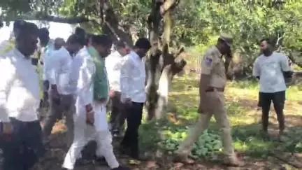 ఎం తుర్కపల్లి: తుర్కపల్లి మండలంలో వర్షానికి దెబ్బతిన్న పంటపొలాలను పరిశీలించిన ప్రభుత్వ విప్ బీర్ల ఐలయ్య
