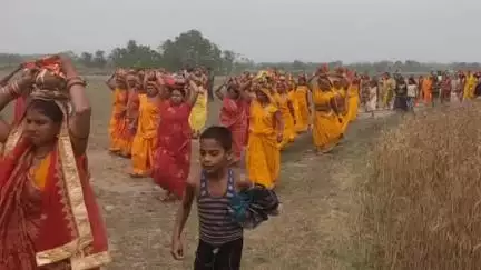 प्रतापगंज: प्रतापगंज के टेकुना में निकली कलश यात्रा