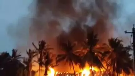 அவிநாசி: பொங்குபாளையத்தில் உள்ள பின்னலாடை நிறுவனத்தில் பயங்கர தீ விபத்து- லட்சக்கணக்கான பொருட்கள் எரிந்து சேதம்